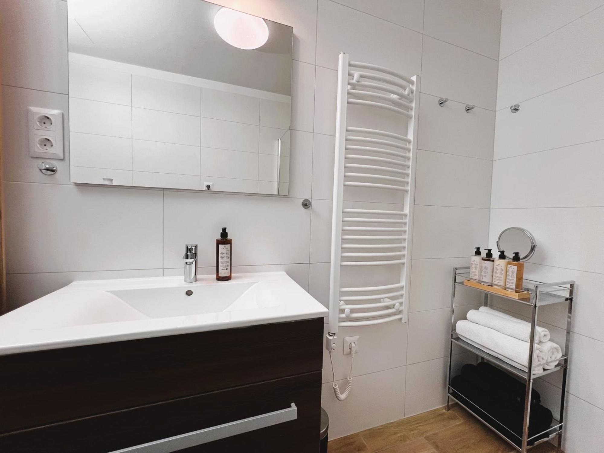Luxe Central Studio With Pool, Parking & Ac Будапеща Екстериор снимка