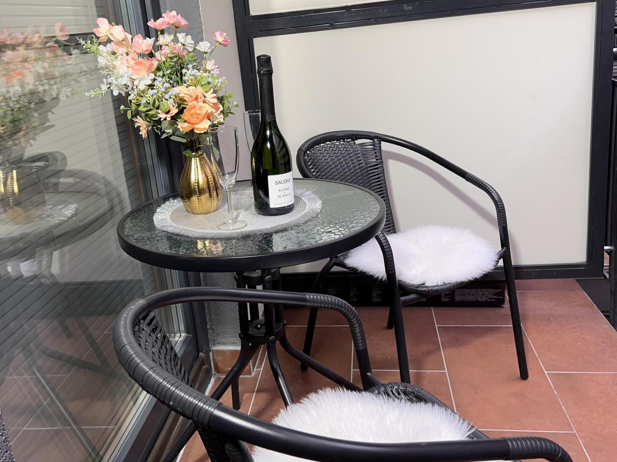 Luxe Central Studio With Pool, Parking & Ac Будапеща Екстериор снимка