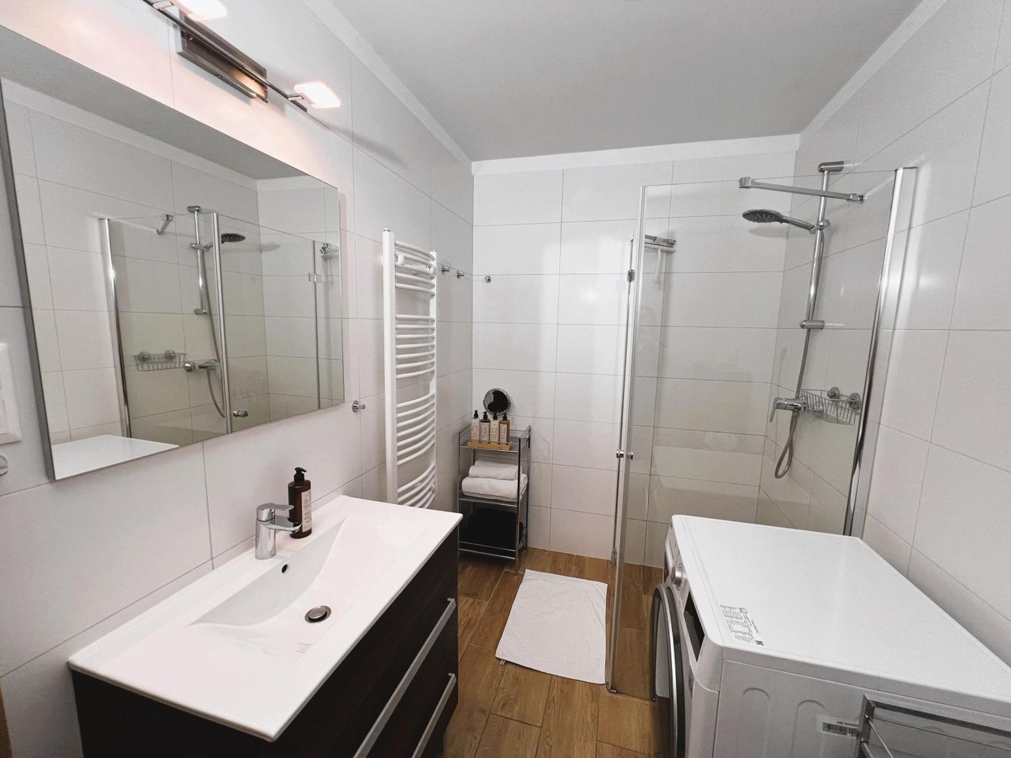 Luxe Central Studio With Pool, Parking & Ac Будапеща Екстериор снимка